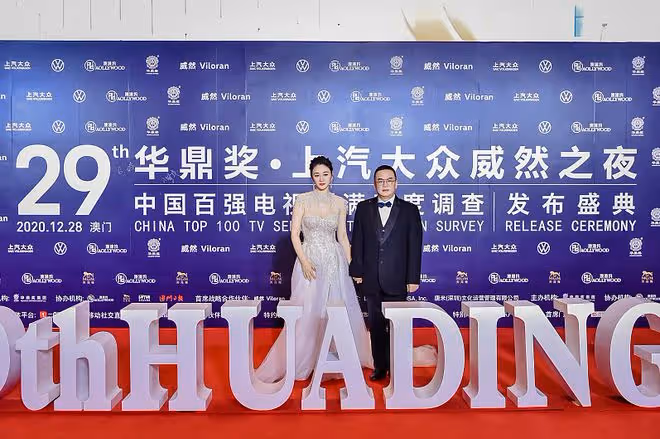 45歲的李小冉身材保持這樣真不容易，穿抹胸裙凹出性感曲線，真美