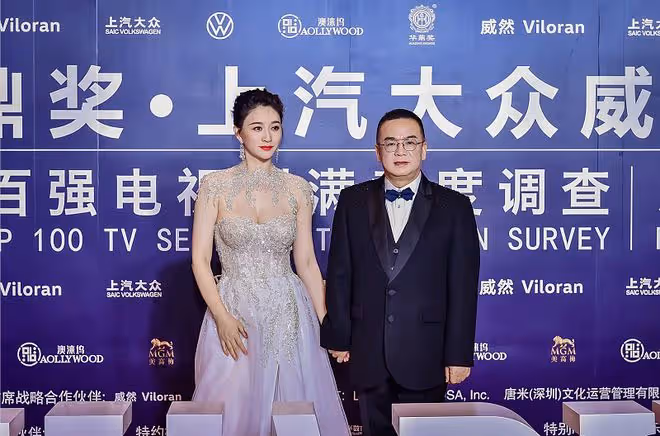 45歲的李小冉身材保持這樣真不容易，穿抹胸裙凹出性感曲線，真美