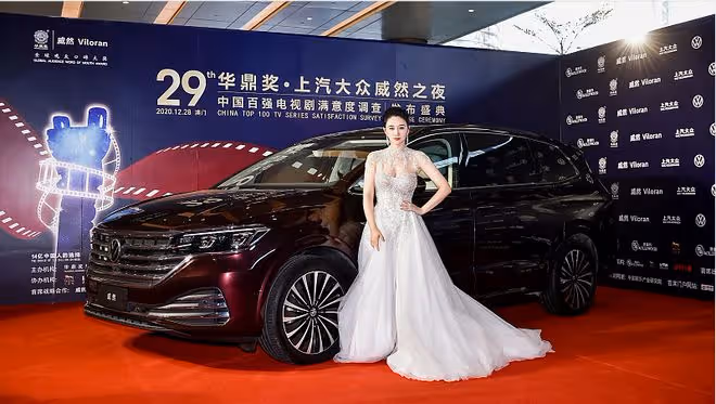 45歲的李小冉身材保持這樣真不容易，穿抹胸裙凹出性感曲線，真美