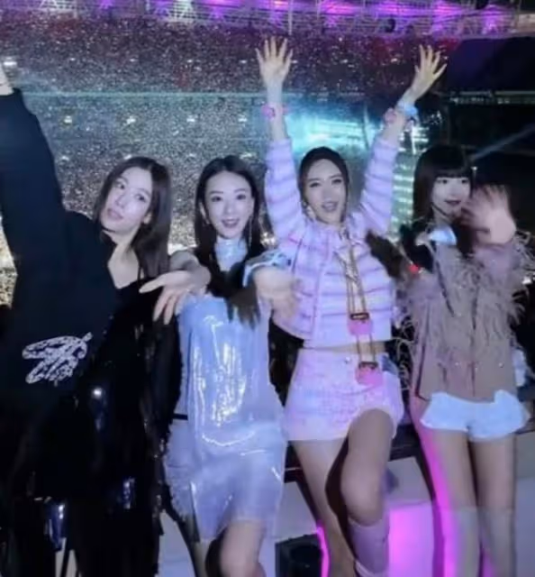 方媛在倫敦看泰勒演唱會,和名媛姐妹現場狂嗨,穿亮片裙很優雅