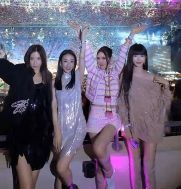 方媛在倫敦看泰勒演唱會,和名媛姐妹現場狂嗨,穿亮片裙很優雅