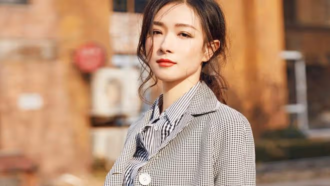 萬茜新劇殺青曬照,編織袋外套引領潮流,時尚品味獲贊