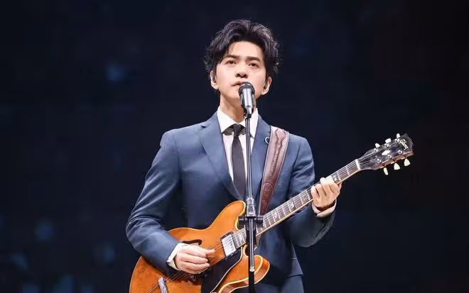 李健低調現身被誤認,熱心幫忙拍照展親和力,保養得宜顯年輕