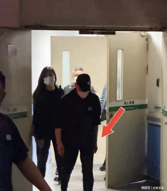 不行就退休!62歲張學友賣力演唱艱難支撐演唱會,後台打晃引擔憂