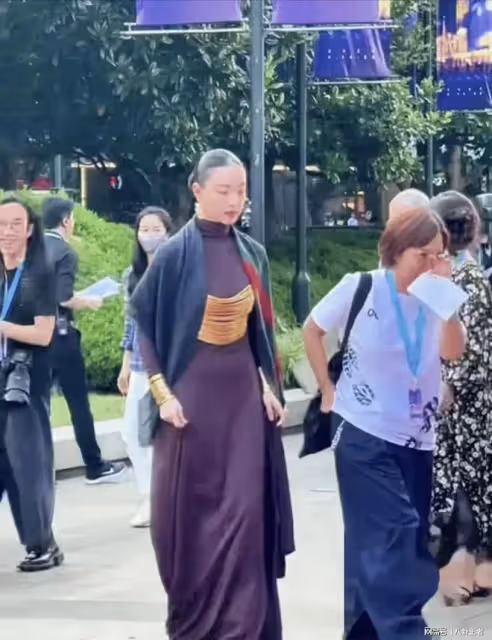 36歲倪妮模樣大變太可怕!小腹隆起疑懷孕,皮膚很黃顯老儀態差
