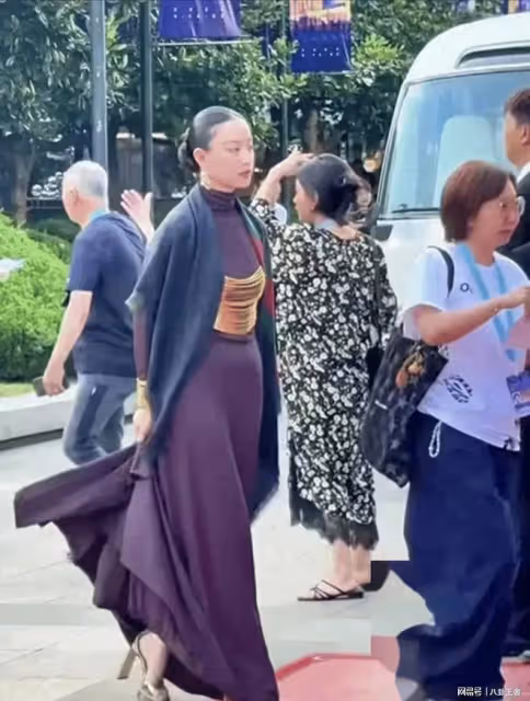 36歲倪妮模樣大變太可怕!小腹隆起疑懷孕,皮膚很黃顯老儀態差