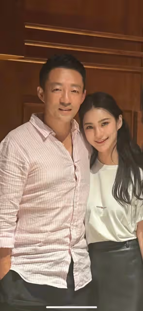 汪小菲越來越守男德了!跟美女合影不僅站到邊上,還將老婆摟在懷