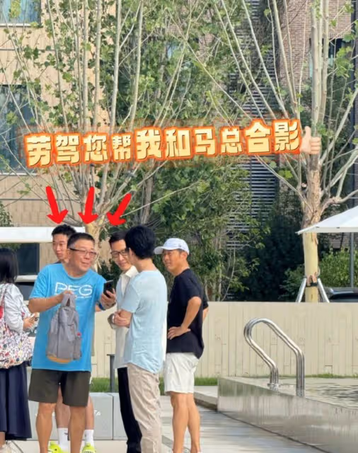 李健幫阿那亞村長拍照,大方端著手機半蹲著,老婆孟小蓓戴著口罩