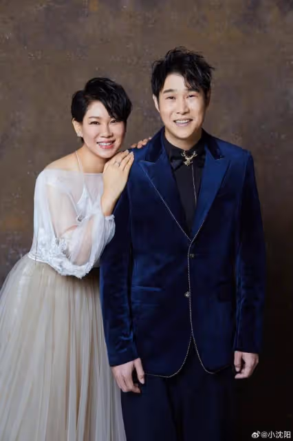 小瀋陽慶祝結婚20周年,與沈春陽互喊大哥小弟,老夫老妻超甜蜜