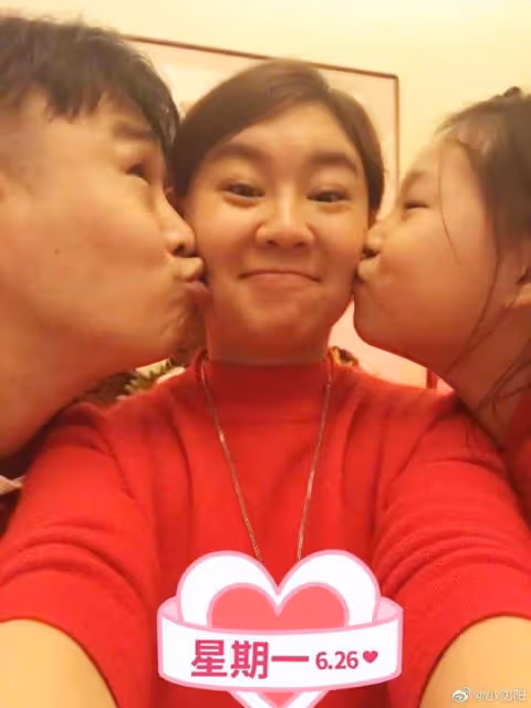 小瀋陽慶祝結婚20周年,與沈春陽互喊大哥小弟,老夫老妻超甜蜜