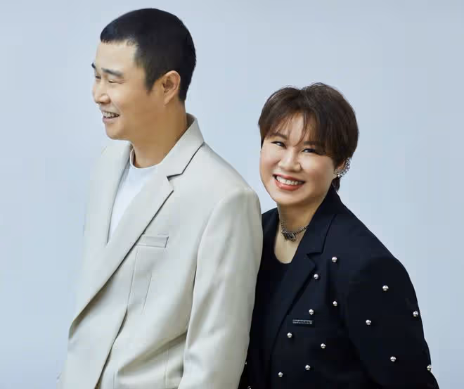 小瀋陽慶祝結婚20周年,與沈春陽互喊大哥小弟,老夫老妻超甜蜜