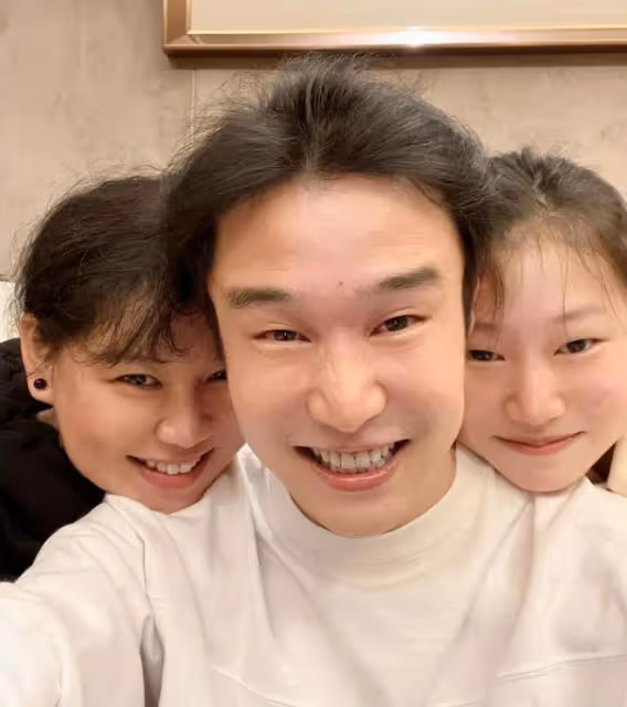 小瀋陽慶祝結婚20周年,與沈春陽互喊大哥小弟,老夫老妻超甜蜜