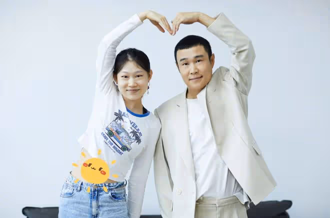 小瀋陽慶祝結婚20周年,與沈春陽互喊大哥小弟,老夫老妻超甜蜜
