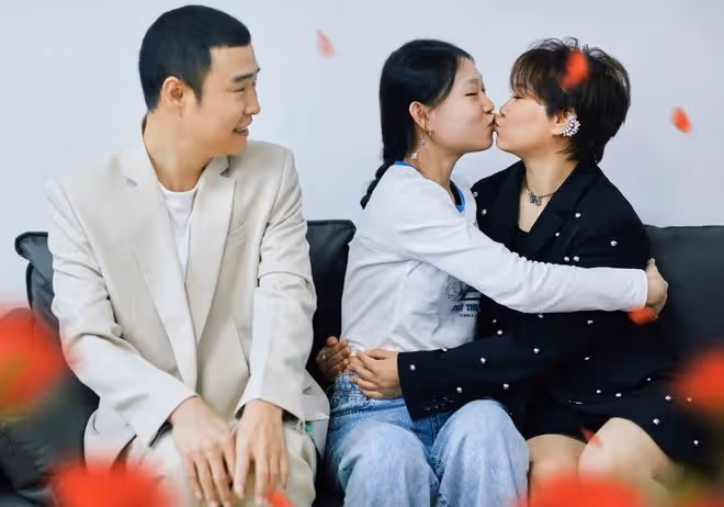 小瀋陽慶祝結婚20周年,與沈春陽互喊大哥小弟,老夫老妻超甜蜜