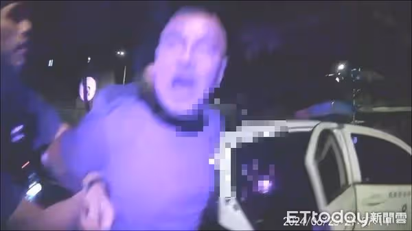 龍天翔「大字型」被扛走！爛醉拒付車資　咆哮推警遭壓制畫面曝