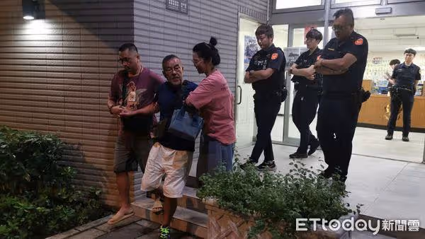 龍天翔「大字型」被扛走！爛醉拒付車資　咆哮推警遭壓制畫面曝