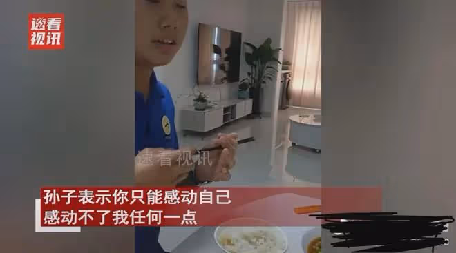 奶奶向孫子傾訴自己辛苦,做一桌菜熱死不開空調,孫子一句話秒殺