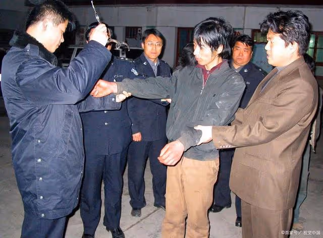 2005年,男死囚犯黃某被執行槍決前的5個小時,微笑擺手告別獄友
