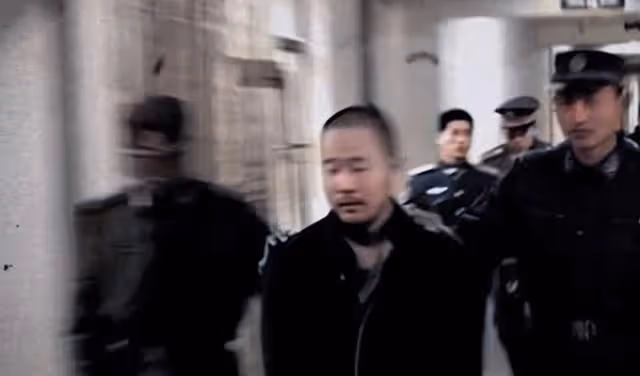 2005年,男死囚犯黃某被執行槍決前的5個小時,微笑擺手告別獄友