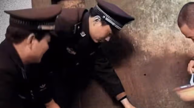2005年,男死囚犯黃某被執行槍決前的5個小時,微笑擺手告別獄友