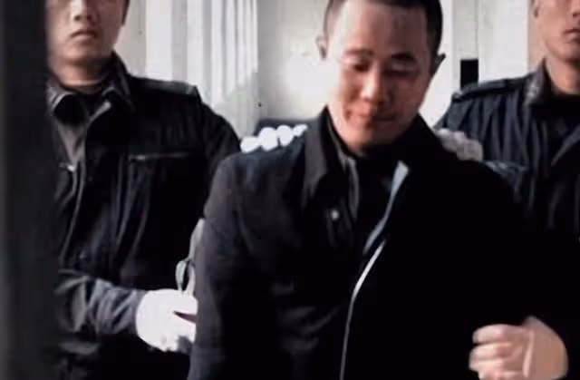 2005年,男死囚犯黃某被執行槍決前的5個小時,微笑擺手告別獄友