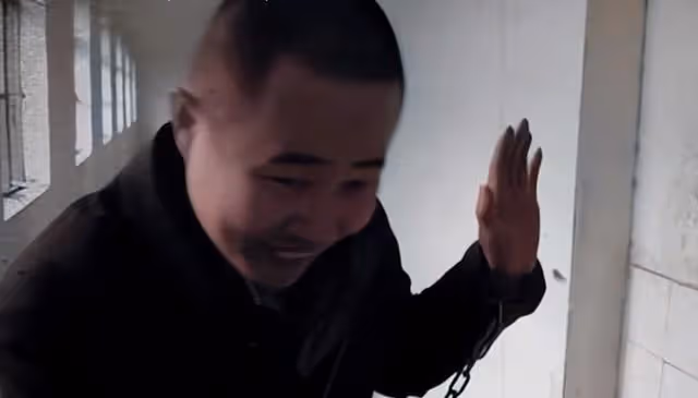 2005年,男死囚犯黃某被執行槍決前的5個小時,微笑擺手告別獄友