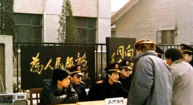 2005年,男死囚犯黃某被執行槍決前的5個小時,微笑擺手告別獄友
