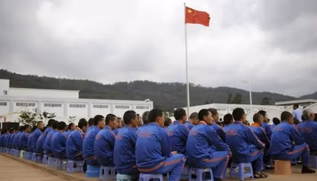 2005年,男死囚犯黃某被執行槍決前的5個小時,微笑擺手告別獄友