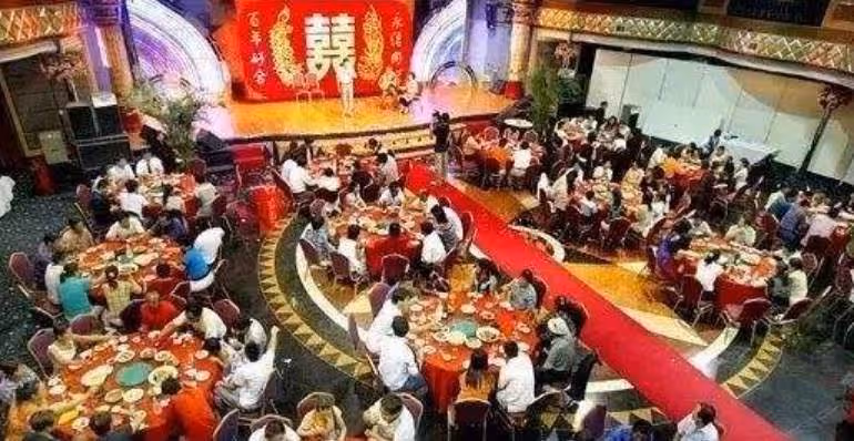 結婚前夜養父拉我進房間,完事後塞給我一張銀行卡,我痛哭流涕!