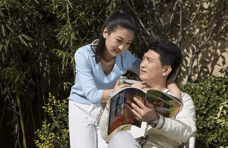 結婚前夜養父拉我進房間,完事後塞給我一張銀行卡,我痛哭流涕!