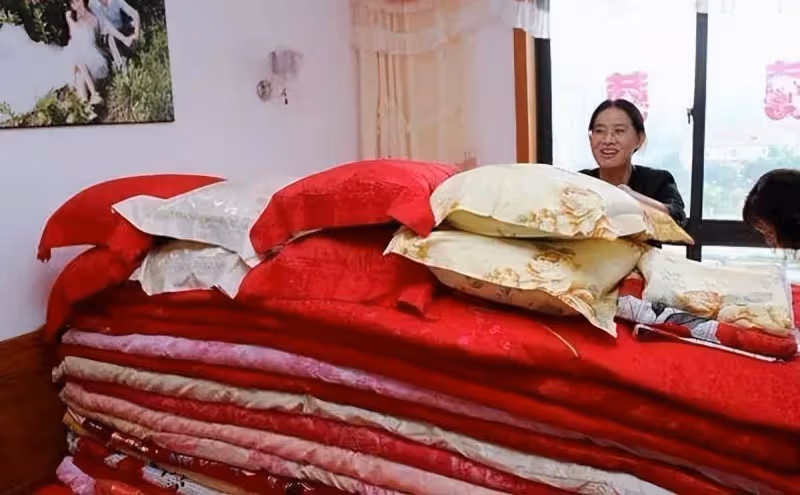 結婚前夜養父拉我進房間,完事後塞給我一張銀行卡,我痛哭流涕!