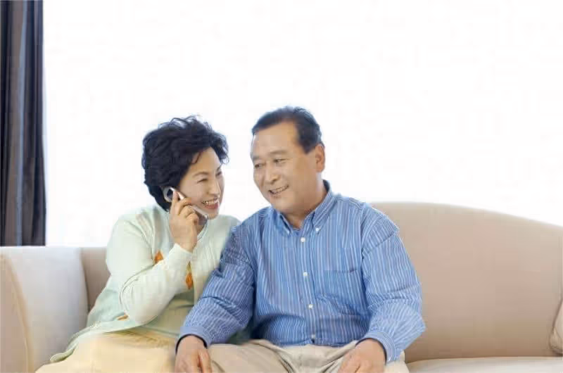 結婚前夜養父拉我進房間，完事後塞給我一張銀行卡，我痛哭流涕!