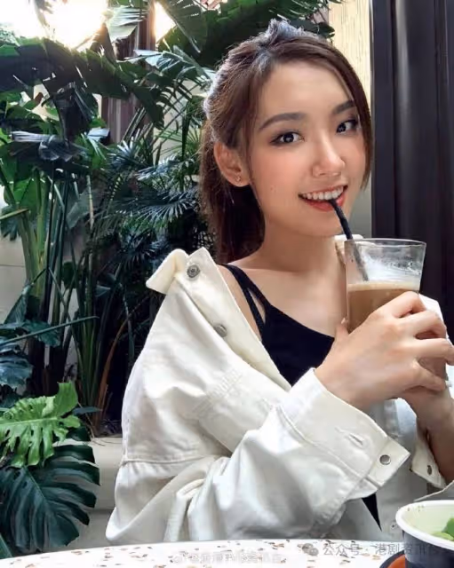 2021年最上鏡小姐高調宣布戀情!陪男友參加劍橋晚會外貌大升級