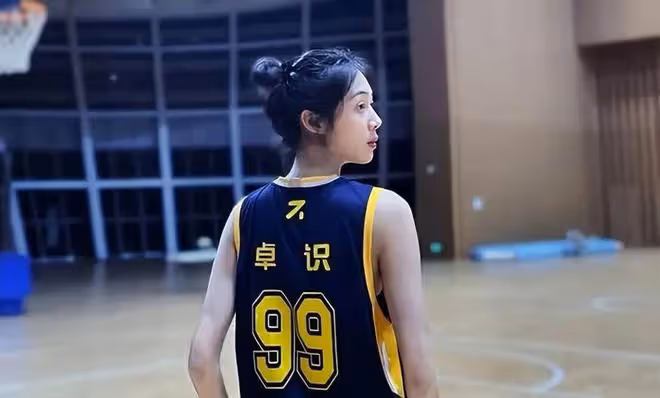 190CM女籃第一美女曬美照，顏值高身材傲人，網友：比李夢還漂亮