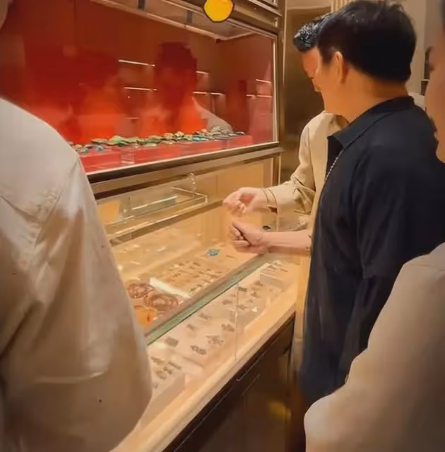 61歲李連杰現身拉薩,豪擲百萬買財神擺件,滿臉開心向旁人炫耀