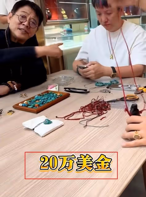 61歲李連杰現身拉薩,豪擲百萬買財神擺件,滿臉開心向旁人炫耀