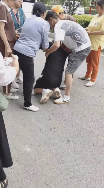 孫海洋父親出殯場面很隆重，孫海洋跪地痛哭，爺爺與孫子相處太短