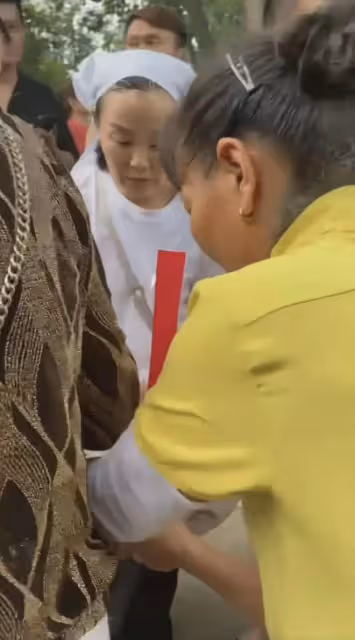 孫海洋父親出殯場面很隆重，孫海洋跪地痛哭，爺爺與孫子相處太短