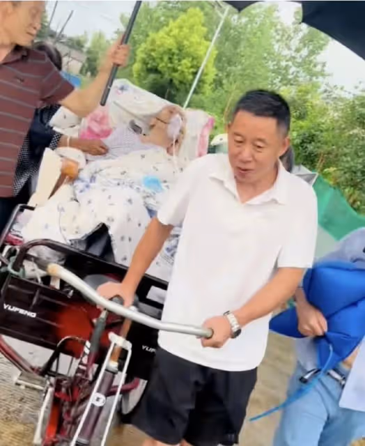 孫海洋父親出殯場面很隆重，孫海洋跪地痛哭，爺爺與孫子相處太短