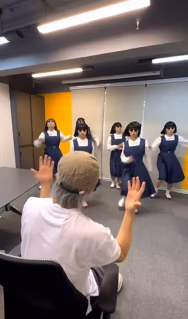 周星馳現身上海,鬍子幾乎全白雙眼皮太顯老,還和甘比同框出鏡!