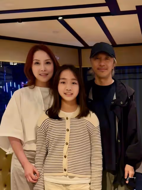 周星馳現身上海,鬍子幾乎全白雙眼皮太顯老,還和甘比同框出鏡!