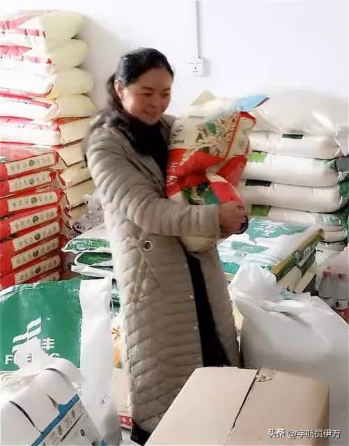 貴州女教師喪夫後帶公婆改嫁,生下孩子跟前夫姓,現任丈夫後悔嗎