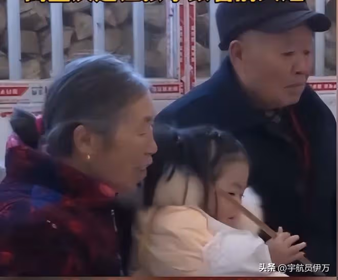 貴州女教師喪夫後帶公婆改嫁，生下孩子跟前夫姓，現任丈夫後悔嗎