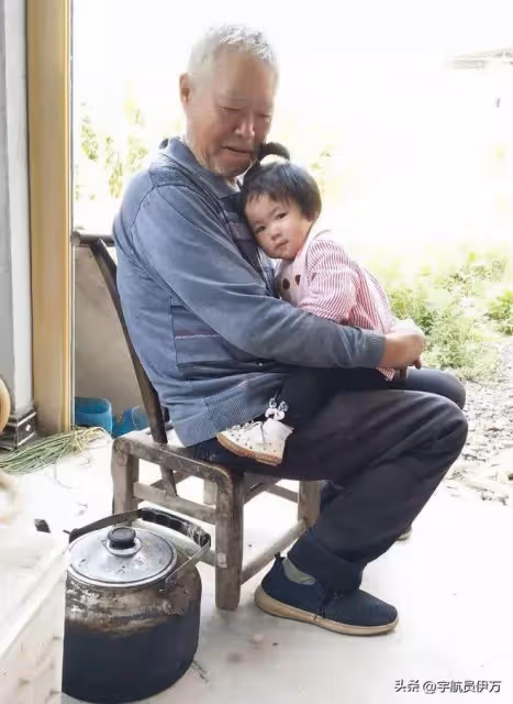 貴州女教師喪夫後帶公婆改嫁，生下孩子跟前夫姓，現任丈夫後悔嗎