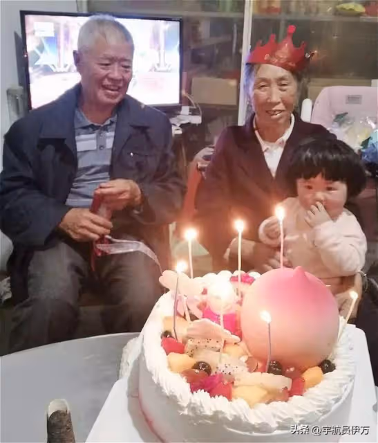 貴州女教師喪夫後帶公婆改嫁，生下孩子跟前夫姓，現任丈夫後悔嗎