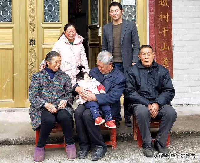 貴州女教師喪夫後帶公婆改嫁，生下孩子跟前夫姓，現任丈夫後悔嗎