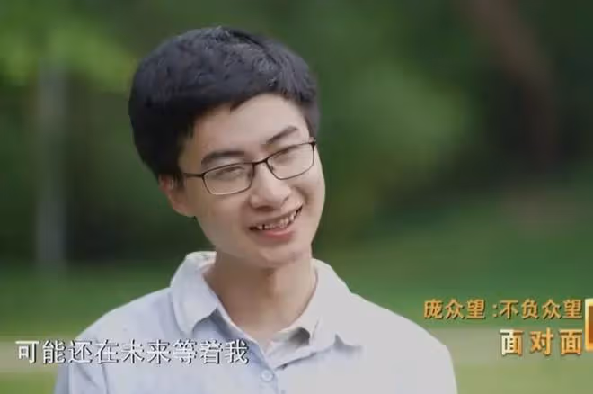 姜萍如何面對質疑?744分獲清華校長親迎的龐眾望,早已給出答案