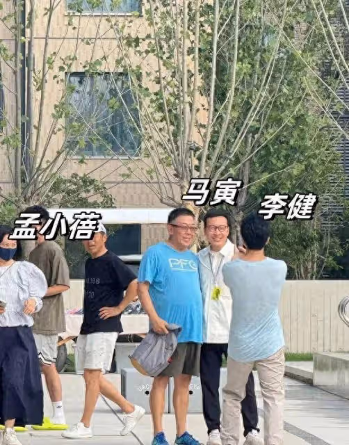 李健夫婦阿那亞看樓盤，妻子戴玉鐲溫柔優雅
