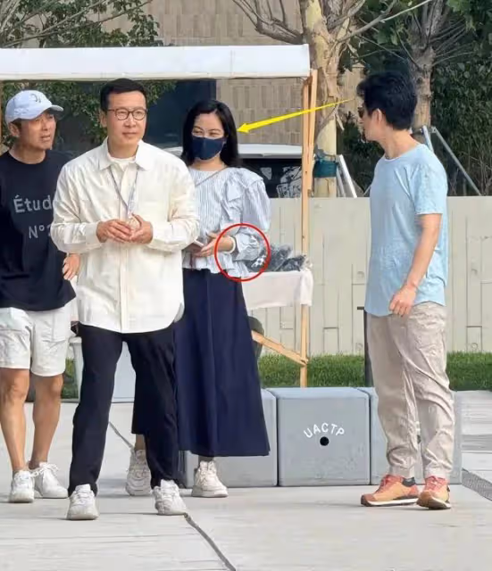 李健夫婦阿那亞看樓盤，妻子戴玉鐲溫柔優雅