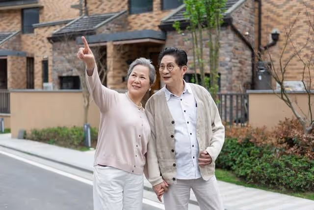 獨生子女夫妻,一方父母沒有退休金,硬把他聚一起養老,被迫散夥
